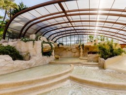 Camping Pas Cher vous présente avec son site Officiel campingpascher.fr, le Camping Flower Au Bois Des Biches classé 4 étoiles, situé sur la commune de Saint Hilaire De Riez dans le département Vendée (Pays De La Loire) en France. Le camping Flower Au Bois Des Biches, vous présente un hébergement de type mobil-home de 30 m². Le camping Flower Au Bois Des Biches vous proposeun séjour PAS CHER avec une REMISEdu sam. 27 juin au sam. 04 juillet 2026, en promotion à -63% pour 7 nuits à 219 € au lieu de 595,0 € soit une Économie de 376 €. Cette location propose 111 dates différentes pour réserver votre séjour. Découvrez également les 24 autres gammes d'hébergements du camping. Les Avis clients pour le Camping Flower Au Bois Des Biches sont excellents avec une note moyenne de 8 sur 10. Parc aquatique, Piscine couverte, Piscine extérieure, Animation ados, Animation enfants, Animations familiales, Club enfants, Aire de jeux enfants, Baby-foot, Canoë-kayak, Centre équestre, Court de tennis, Golf, Ping-pong, Pétanque, Salle de fitness, Salle de jeux vidéo, Structure gonflable enfants, Terrain de basketball, Terrain de football, Terrain de volley-ball, Terrain multisports, Bar, Dépôt de pain, Pizzeria, Plats à emporter, Restaurant, Snack/Bar, Supermarché, Épicerie,... En savoir plus : cliquez-ICI.