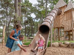 Camping Pas Cher vous présente avec son site Officiel campingpascher.fr, le Camping Flower Au Bois Des Biches classé 4 étoiles, situé sur la commune de Saint Hilaire De Riez dans le département Vendée (Pays De La Loire) en France. Le camping Flower Au Bois Des Biches, vous présente un hébergement de type bungalow toilé de 19 m² pour 5 personnes. Le camping Flower Au Bois Des Biches vous proposeun séjour PAS CHER avec une REMISEdu sam. 27 juin au sam. 04 juillet 2026, en promotion à -52% pour 7 nuits à 199 € au lieu de 420,0 € soit une Économie de 221 €. Cette location propose 111 dates différentes pour réserver votre séjour. Découvrez également les 24 autres gammes d'hébergements du camping. Les Avis clients pour le Camping Flower Au Bois Des Biches sont excellents avec une note moyenne de 8 sur 10. Parc aquatique, Piscine couverte, Piscine extérieure, Animation ados, Animation enfants, Animations familiales, Club enfants, Aire de jeux enfants, Baby-foot, Canoë-kayak, Centre équestre, Court de tennis, Golf, Ping-pong, Pétanque, Salle de fitness, Salle de jeux vidéo, Structure gonflable enfants, Terrain de basketball, Terrain de football, Terrain de volley-ball, Terrain multisports, Bar, Dépôt de pain, Pizzeria, Plats à emporter, Restaurant, Snack/Bar, Supermarché, Épicerie,... En savoir plus : cliquez-ICI.