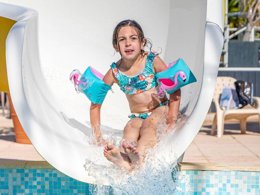 Camping Pas Cher vous présente avec son site Officiel campingpascher.fr, le Camping Flower Au Bois Des Biches classé 4 étoiles, situé sur la commune de Saint Hilaire De Riez dans le département Vendée (Pays De La Loire) en France. Le camping Flower Au Bois Des Biches, vous présente un hébergement de type chalet de 24 m² pour 4 personnes et télévision. Le camping Flower Au Bois Des Biches vous proposeun séjour PAS CHER avec une REMISEdu sam. 27 juin au sam. 04 juillet 2026, en promotion à -66% pour 7 nuits à 209 € au lieu de 630,0 € soit une Économie de 421 €. Cette location propose 111 dates différentes pour réserver votre séjour. Découvrez également les 24 autres gammes d'hébergements du camping. Les Avis clients pour le Camping Flower Au Bois Des Biches sont excellents avec une note moyenne de 8 sur 10. Parc aquatique, Piscine couverte, Piscine extérieure, Animation ados, Animation enfants, Animations familiales, Club enfants, Aire de jeux enfants, Baby-foot, Canoë-kayak, Centre équestre, Court de tennis, Golf, Ping-pong, Pétanque, Salle de fitness, Salle de jeux vidéo, Structure gonflable enfants, Terrain de basketball, Terrain de football, Terrain de volley-ball, Terrain multisports, Bar, Dépôt de pain, Pizzeria, Plats à emporter, Restaurant, Snack/Bar, Supermarché, Épicerie,... En savoir plus : cliquez-ICI.