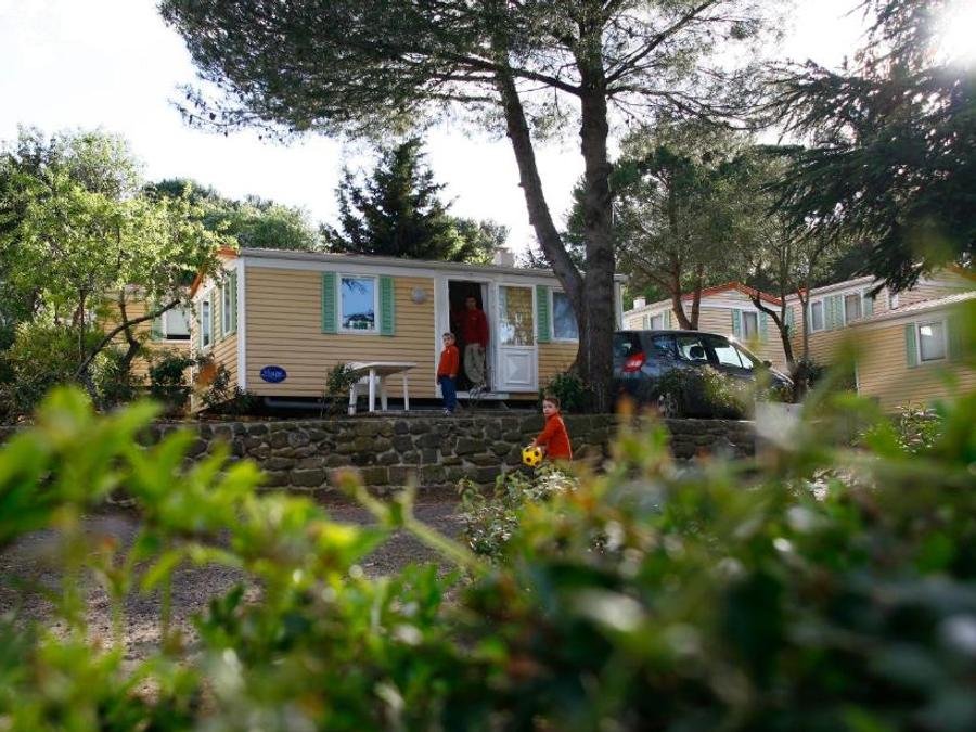 Camping Pas Cher vous présente avec son site Officiel campingpascher.fr, la Résidence Odalys La Pinède classé 3 étoiles, située sur la commune de Agde dans le département Hérault (Languedoc Roussillon) en France. La résidence Odalys La Pinède, vous présente un hébergement de type mobil-home de 31 m² et télévision. La résidence Odalys La Pinède vous proposeun séjour PAS CHER avec une REMISEdu sam. 04 juillet au sam. 11 juillet 2026, en promotion à -30% pour 7 nuits à 790,30 € au lieu de 1129,0 € soit une Économie de 338,70 €. Cette location propose 14 dates différentes pour réserver votre séjour. Découvrez également les 2 autres gammes d'hébergements de la résidence. Les Avis clients pour la Résidence Odalys La Pinède sont excellents avec une note moyenne de 8 sur 10. Piscine chauffée, Piscine extérieure, Animation ados, Club enfants, Aire de jeux enfants, Canoë-kayak, Centre équestre, Court de tennis, Cyclisme, Golf, Ping-pong, Planche à voile, Plongée, Pétanque, Randonnée, Salle de fitness, Terrain multisports, Voile, kiteSurf, Bar, Créperie, Dépôt de pain, Plats à emporter, Snack/Bar,... En savoir plus : cliquez-ICI.