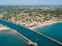 Camping Pas Cher vous présente avec son site Officiel campingpascher.fr, la Résidence Odalys La Pinède classé 3 étoiles, située sur la commune de Agde dans le département Hérault (Languedoc Roussillon) en France. La résidence Odalys La Pinède, vous présente un hébergement de type mobil-home de 27 m² et télévision. La résidence Odalys La Pinède vous proposeun séjour PAS CHER avec une REMISEdu sam. 04 juillet au sam. 11 juillet 2026, en promotion à -30% pour 7 nuits à 713,30 € au lieu de 1019,0 € soit une Économie de 305,70 €. Cette location propose 14 dates différentes pour réserver votre séjour. Découvrez également les 2 autres gammes d'hébergements de la résidence. Les Avis clients pour la Résidence Odalys La Pinède sont excellents avec une note moyenne de 8 sur 10. Piscine chauffée, Piscine extérieure, Animation ados, Club enfants, Aire de jeux enfants, Canoë-kayak, Centre équestre, Court de tennis, Cyclisme, Golf, Ping-pong, Planche à voile, Plongée, Pétanque, Randonnée, Salle de fitness, Terrain multisports, Voile, kiteSurf, Bar, Créperie, Dépôt de pain, Plats à emporter, Snack/Bar,... En savoir plus : cliquez-ICI.