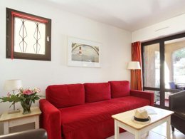 Camping Pas Cher vous présente avec son site Officiel campingpascher.fr, la Résidence Odalys Référence Saint Loup classé 3 étoiles, située sur la commune de Agde dans le département Hérault (Languedoc Roussillon) en France. La résidence Odalys Référence Saint Loup vous propose un hébergement de type studio de 18 m² pour 2 personnes (télévision). Cet hébergement propose plus de 43 dates différentes pour réserver ! Pour dévouvrir la période la moins chère, consultez la rubrique 'Tarifs' et sélectionnez votre mois de départ. L'établissement vous propose 3 autres types d'hébergements. Découvrez tous nos séjours à petits prix dans la commune et aux alentours de Agde du département : Hérault (Languedoc Roussillon). Les Avis clients pour la Résidence Odalys Référence Saint Loup sont excellents avec une note moyenne de 8 sur 10. Piscine extérieure, Animations familiales, Club ados, Club enfants, Aire de jeux enfants, Canoë-kayak, Centre équestre, Court de tennis, Golf, Ping-pong, Bar,... En savoir plus : cliquez-ICI.