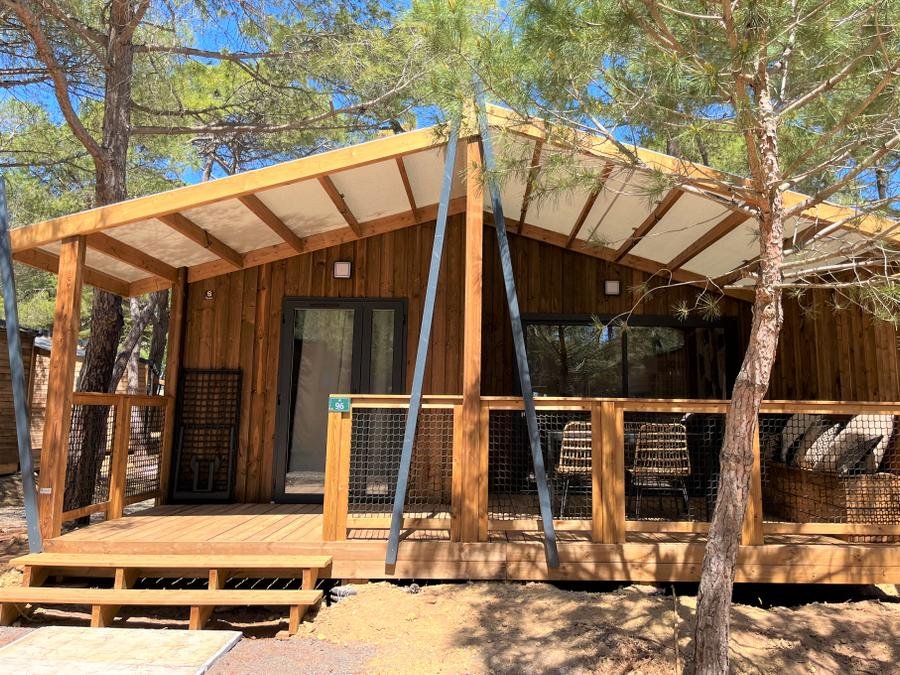 Camping Pas Cher vous présente avec son site Officiel campingpascher.fr, le Camping La Tamarissière classé 4 étoiles, situé sur la commune de Agde dans le département Hérault (Languedoc Roussillon) en France. Le camping La Tamarissière vous propose un hébergement de type bungalow de 30 m² pour 6 personnes avec climatisation (télévision). L'établissement vous propose 32 autres types d'hébergements. Découvrez tous nos séjours à petits prix dans la commune et aux alentours de Agde du département : Hérault (Languedoc Roussillon). Les Avis clients pour le Camping La Tamarissière sont de 7 sur 10. Mer, Animations familiales, Club ados, Club enfants, Aire de jeux enfants, Centre équestre, Court de tennis, Cyclisme, Golf, Ping-pong, Plongée, Pétanque, Randonnée, Terrain multisports, Bar, Pizzeria, Snack/Bar, Épicerie,... En savoir plus : cliquez-ICI.