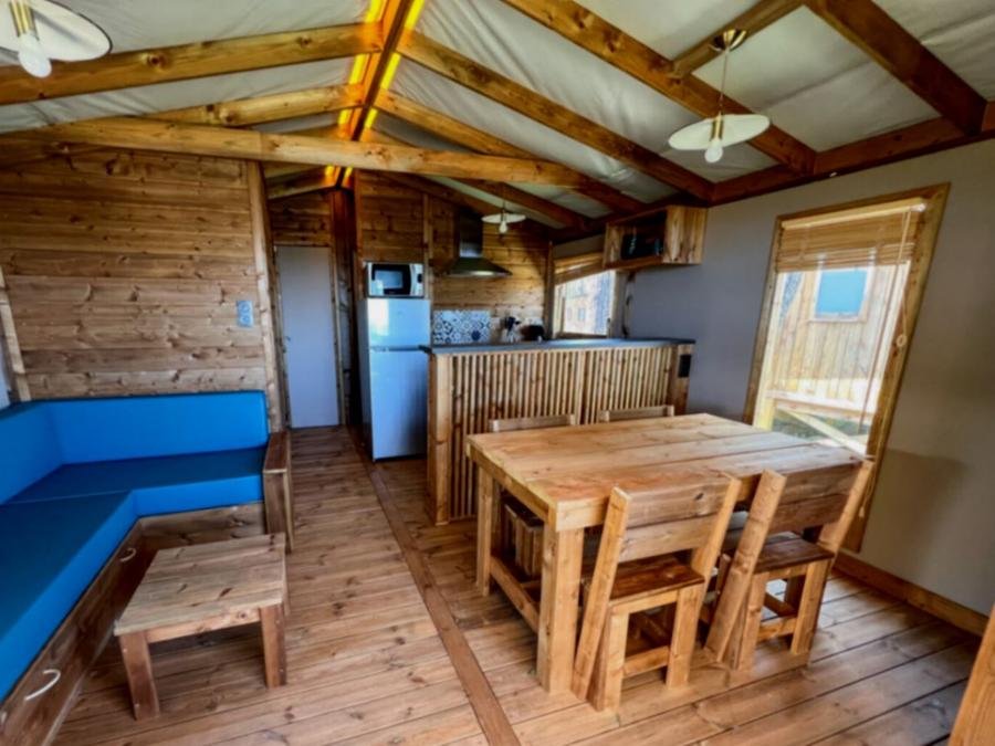 Camping Pas Cher vous présente avec son site Officiel campingpascher.fr, le Camping La Tamarissière classé 4 étoiles, situé sur la commune de Agde dans le département Hérault (Languedoc Roussillon) en France. Le camping La Tamarissière, vous présente un hébergement de type bungalow toilé de 32 m² pour 4 personnes et télévision. Le camping La Tamarissière vous propose du dimanche 14 juin au dimanche 21 juin 2026, en promotion à -10% pour 7 nuits à 419,40 € au lieu de 466,0 € soit une Économie de 46,60 €. Cette location propose 50 dates différentes pour réserver votre séjour. Découvrez également les 35 autres gammes d'hébergements du camping. Les Avis clients pour le Camping La Tamarissière sont de 7 sur 10. Mer, Animations familiales, Club ados, Club enfants, Aire de jeux enfants, Centre équestre, Court de tennis, Cyclisme, Golf, Ping-pong, Plongée, Pétanque, Randonnée, Terrain multisports, Bar, Pizzeria, Snack/Bar, Épicerie,... En savoir plus : cliquez-ICI.