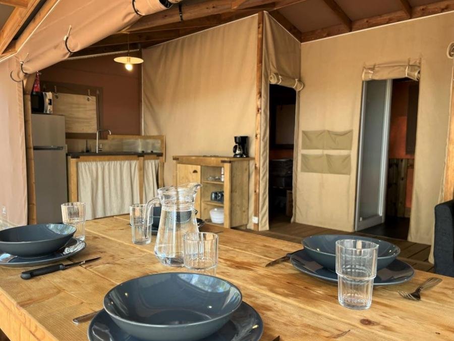 Camping Pas Cher vous présente avec son site Officiel campingpascher.fr, le Camping La Tamarissière classé 4 étoiles, situé sur la commune de Agde dans le département Hérault (Languedoc Roussillon) en France. Le camping La Tamarissière vous propose un hébergement de type lodge de 32 m² pour 5 personnes. L'établissement vous propose 32 autres types d'hébergements. Découvrez tous nos séjours à petits prix dans la commune et aux alentours de Agde du département : Hérault (Languedoc Roussillon). Les Avis clients pour le Camping La Tamarissière sont de 7 sur 10. Mer, Animations familiales, Club ados, Club enfants, Aire de jeux enfants, Centre équestre, Court de tennis, Cyclisme, Golf, Ping-pong, Plongée, Pétanque, Randonnée, Terrain multisports, Bar, Pizzeria, Snack/Bar, Épicerie,... En savoir plus : cliquez-ICI.