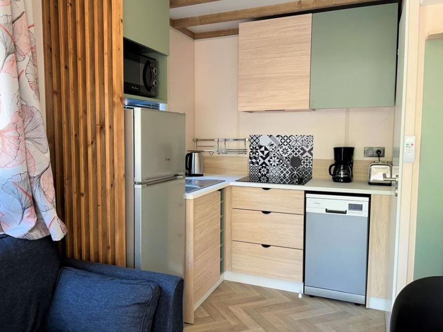 Camping Pas Cher vous présente avec son site Officiel campingpascher.fr, le Camping La Tamarissière classé 4 étoiles, situé sur la commune de Agde dans le département Hérault (Languedoc Roussillon) en France. Le camping La Tamarissière, vous présente un hébergement de type mobil-home de 30 m² avec climatisation et télévision. Le camping La Tamarissière vous propose du dimanche 27 septembre au dimanche 04 octobre 2026 pour 7 nuits à 310€. Cette location propose 36 dates différentes pour réserver votre séjour. Découvrez également les 35 autres gammes d'hébergements du camping. Les Avis clients pour le Camping La Tamarissière sont de 7 sur 10. Mer, Animations familiales, Club ados, Club enfants, Aire de jeux enfants, Centre équestre, Court de tennis, Cyclisme, Golf, Ping-pong, Plongée, Pétanque, Randonnée, Terrain multisports, Bar, Pizzeria, Snack/Bar, Épicerie,... En savoir plus : cliquez-ICI.