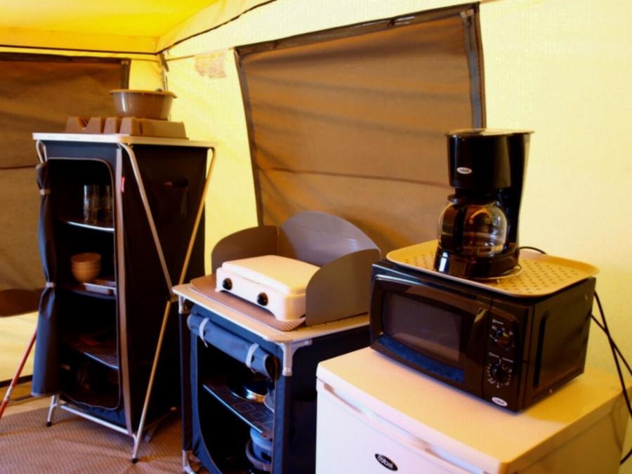 Camping Pas Cher vous présente avec son site Officiel campingpascher.fr, le Camping La Tamarissière classé 4 étoiles, situé sur la commune de Agde dans le département Hérault (Languedoc Roussillon) en France. Le camping La Tamarissière, vous présente un hébergement de type tente de 20 m². Le camping La Tamarissière vous propose du jeudi 04 juin au jeudi 11 juin 2026 avec une PROMO de DERNIÈRE MINUTE, en promotion à -14% pour 7 nuits à 164,90 € au lieu de 194,0 € soit une Économie de 29,10 €. Cette location propose 73 dates différentes pour réserver votre séjour. Découvrez également les 35 autres gammes d'hébergements du camping. Les Avis clients pour le Camping La Tamarissière sont excellents avec une note moyenne de 8 sur 10. Mer, Animations familiales, Club ados, Club enfants, Aire de jeux enfants, Centre équestre, Court de tennis, Cyclisme, Golf, Ping-pong, Plongée, Pétanque, Randonnée, Terrain multisports, Bar, Pizzeria, Snack/Bar,... En savoir plus : cliquez-ICI.