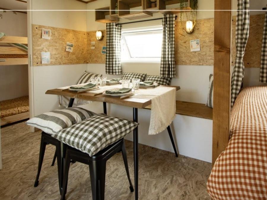 Camping Pas Cher vous présente avec son site Officiel campingpascher.fr, le Camping La Tamarissière classé 4 étoiles, situé sur la commune de Agde dans le département Hérault (Languedoc Roussillon) en France. Le camping La Tamarissière, vous présente un hébergement de type mobil-home de 20 m² pour 4 personnes avec climatisation. Le camping La Tamarissière vous propose du dimanche 07 juin au dimanche 14 juin 2026, en promotion à -9% pour 7 nuits à 397,80 € au lieu de 442,0 € soit une Économie de 44,20 €. Cette location propose 43 dates différentes pour réserver votre séjour. Découvrez également les 35 autres gammes d'hébergements du camping. Les Avis clients pour le Camping La Tamarissière sont de 7 sur 10. Mer, Animations familiales, Club ados, Club enfants, Aire de jeux enfants, Centre équestre, Court de tennis, Cyclisme, Golf, Ping-pong, Plongée, Pétanque, Randonnée, Terrain multisports, Bar, Pizzeria, Snack/Bar, Épicerie,... En savoir plus : cliquez-ICI.