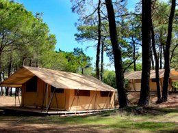 Camping Pas Cher vous présente avec son site Officiel campingpascher.fr, le Camping La Tamarissière classé 4 étoiles, situé sur la commune de Agde dans le département Hérault (Languedoc Roussillon) en France. Le camping La Tamarissière, vous présente un hébergement de type tente en toile et bois de 20 m² pour 4 personnes. Le camping La Tamarissière vous propose du lundi 06 avril au lundi 13 avril 2026 pour 7 nuits à 194€. Cette location propose 93 dates différentes pour réserver votre séjour. Découvrez également les 29 autres gammes d'hébergements du camping. Les Avis clients pour le Camping La Tamarissière sont de 7 sur 10. Mer, Animations familiales, Club ados, Club enfants, Aire de jeux enfants, Centre équestre, Court de tennis, Cyclisme, Golf, Ping-pong, Plongée, Pétanque, Randonnée, Terrain multisports, Bar, Pizzeria, Snack/Bar, Épicerie,... En savoir plus : cliquez-ICI.