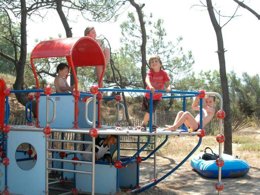Camping Pas Cher vous présente avec son site Officiel campingpascher.fr, le Camping La Tamarissière classé 4 étoiles, situé sur la commune de Agde dans le département Hérault (Languedoc Roussillon) en France. Le camping La Tamarissière, vous présente un hébergement de type bungalow toilé de 32 m² pour 4 personnes et télévision. Le camping La Tamarissière vous propose du dimanche 27 septembre au dimanche 04 octobre 2026 pour 7 nuits à 310€. Cette location propose 86 dates différentes pour réserver votre séjour. Découvrez également les 29 autres gammes d'hébergements du camping. Les Avis clients pour le Camping La Tamarissière sont de 7 sur 10. Mer, Animations familiales, Club ados, Club enfants, Aire de jeux enfants, Centre équestre, Court de tennis, Cyclisme, Golf, Ping-pong, Plongée, Pétanque, Randonnée, Terrain multisports, Bar, Pizzeria, Snack/Bar, Épicerie,... En savoir plus : cliquez-ICI.