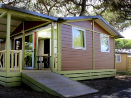 Camping Pas Cher vous présente avec son site Officiel campingpascher.fr, le Camping La Tamarissière classé 4 étoiles, situé sur la commune de Agde dans le département Hérault (Languedoc Roussillon) en France. Le camping La Tamarissière, vous présente un hébergement de type mobil-home de 30 m² avec climatisation et télévision. Le camping La Tamarissière vous propose du dimanche 27 septembre au dimanche 04 octobre 2026 pour 7 nuits à 310€. Cette location propose 92 dates différentes pour réserver votre séjour. Découvrez également les 29 autres gammes d'hébergements du camping. Les Avis clients pour le Camping La Tamarissière sont de 7 sur 10. Mer, Animations familiales, Club ados, Club enfants, Aire de jeux enfants, Centre équestre, Court de tennis, Cyclisme, Golf, Ping-pong, Plongée, Pétanque, Randonnée, Terrain multisports, Bar, Pizzeria, Snack/Bar, Épicerie,... En savoir plus : cliquez-ICI.