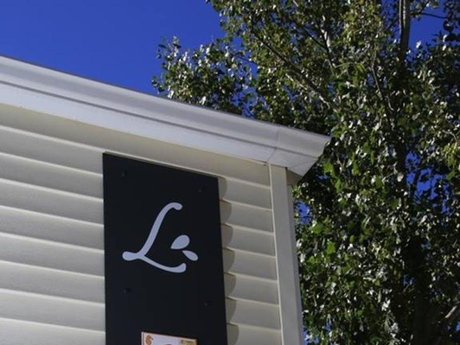 Camping Pas Cher vous présente avec son site Officiel campingpascher.fr, le Camping La Clape Village classé 5 étoiles, situé sur la commune de Agde dans le département Hérault (Languedoc Roussillon) en France. Le camping La Clape Village, vous présente un hébergement de type mobil-home de 32 m² pour 4 personnes avec climatisation et télévision. Le camping La Clape Village vous propose du vendredi 25 septembre au vendredi 02 octobre 2026 pour 7 nuits à 278€. Cette location propose 63 dates différentes pour réserver votre séjour. Découvrez également les 35 autres gammes d'hébergements du camping. Les Avis clients pour le Camping La Clape Village sont excellents avec une note moyenne de 8 sur 10. LacMerÉtang, Parc aquatique, Piscine extérieure, Animation ados, Animations familiales, Club enfants, Aire de jeux enfants, Canoë-kayak, Centre équestre, Court de tennis, Cyclisme, Golf, Plongée, Pétanque, Randonnée, Salle de fitness, Surf, Terrain multisports, Bar, Boulangerie, Supermarché, Épicerie,... En savoir plus : cliquez-ICI.
