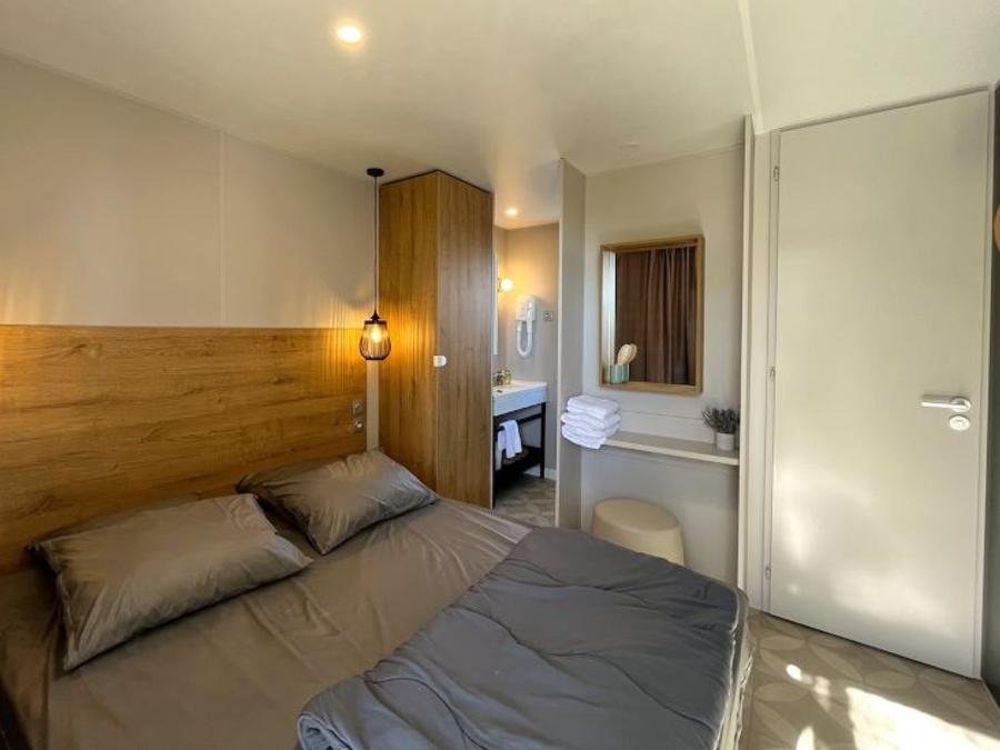 Camping Pas Cher vous présente avec son site Officiel campingpascher.fr, le Camping La Clape Village classé 5 étoiles, situé sur la commune de Agde dans le département Hérault (Languedoc Roussillon) en France. Le camping La Clape Village, vous présente un hébergement de type mobil-home de 36 m² pour 4 personnes avec climatisation et télévision. Le camping La Clape Village vous propose du dimanche 20 septembre au dimanche 27 septembre 2026 pour 7 nuits à 496€. Cette location propose 69 dates différentes pour réserver votre séjour. Découvrez également les 35 autres gammes d'hébergements du camping. Les Avis clients pour le Camping La Clape Village sont excellents avec une note moyenne de 8 sur 10. LacMerÉtang, Parc aquatique, Piscine extérieure, Animation ados, Animations familiales, Club enfants, Aire de jeux enfants, Canoë-kayak, Centre équestre, Court de tennis, Cyclisme, Golf, Plongée, Pétanque, Randonnée, Salle de fitness, Surf, Terrain multisports, Bar, Boulangerie, Supermarché, Épicerie,... En savoir plus : cliquez-ICI.