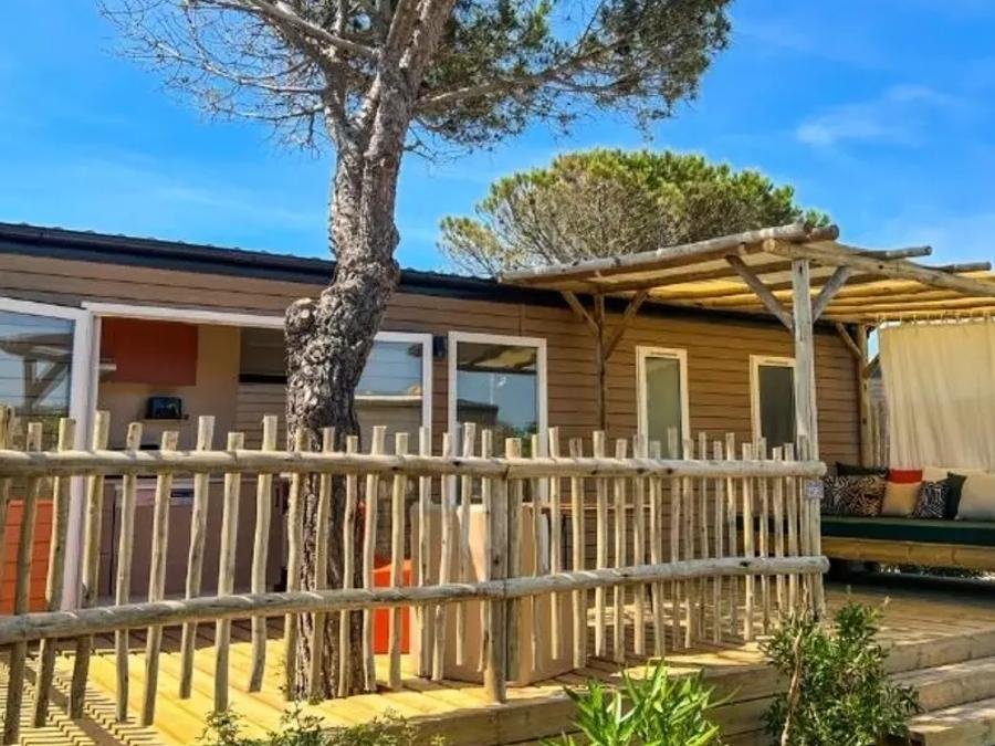 Camping Pas Cher vous présente avec son site Officiel campingpascher.fr, le Camping La Clape Village classé 5 étoiles, situé sur la commune de Agde dans le département Hérault (Languedoc Roussillon) en France. Le camping La Clape Village, vous présente un hébergement de type mobil-home de 31 m² avec climatisation et télévision. Le camping La Clape Village vous proposeun séjour PAS CHER avec une REMISEdu sam. 06 juin au sam. 13 juin 2026, en promotion à -33% pour 7 nuits à 359 € au lieu de 536,92 € soit une Économie de 177,92 €. Cette location propose 33 dates différentes pour réserver votre séjour. Découvrez également les 31 autres gammes d'hébergements du camping. Les Avis clients pour le Camping La Clape Village sont excellents avec une note moyenne de 8 sur 10. LacMerÉtang, Parc aquatique, Piscine extérieure, Animation ados, Animations familiales, Club enfants, Aire de jeux enfants, Canoë-kayak, Centre équestre, Court de tennis, Cyclisme, Golf, Plongée, Pétanque, Randonnée, Salle de fitness, Surf, Terrain multisports, Bar, Boulangerie, Supermarché, Épicerie,... En savoir plus : cliquez-ICI.