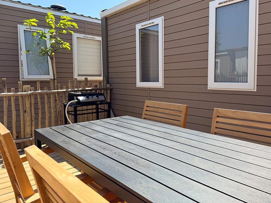 Camping Pas Cher vous présente avec son site Officiel campingpascher.fr, le Camping La Clape Village classé 5 étoiles, situé sur la commune de Agde dans le département Hérault (Languedoc Roussillon) en France. Le camping La Clape Village vous propose un hébergement de type mobil-home de 39 m² pour 8 personnes avec climatisation (télévision). L'établissement vous propose 30 autres types d'hébergements. Découvrez tous nos séjours à petits prix dans la commune et aux alentours de Agde du département : Hérault (Languedoc Roussillon). Les Avis clients pour le Camping La Clape Village sont excellents avec une note moyenne de 8 sur 10. LacMerÉtang, Parc aquatique, Piscine extérieure, Animation ados, Animations familiales, Club enfants, Aire de jeux enfants, Canoë-kayak, Centre équestre, Court de tennis, Cyclisme, Golf, Plongée, Pétanque, Randonnée, Salle de fitness, Surf, Terrain multisports, Bar, Boulangerie, Supermarché, Épicerie,... En savoir plus : cliquez-ICI.