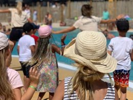 Camping Pas Cher vous présente avec son site Officiel campingpascher.fr, le Camping La Clape Village classé 5 étoiles, situé sur la commune de Agde dans le département Hérault (Languedoc Roussillon) en France. Le camping La Clape Village, vous présente un hébergement de type hébergement insolite de 32 m² avec climatisation et télévision. Le camping La Clape Village vous propose du dimanche 25 octobre au dimanche 01 novembre 2026 pour 7 nuits à 288€. Cette location propose 107 dates différentes pour réserver votre séjour. Découvrez également les 30 autres gammes d'hébergements du camping. Les Avis clients pour le Camping La Clape Village sont excellents avec une note moyenne de 8 sur 10. LacMerÉtang, Parc aquatique, Piscine extérieure, Animation ados, Animations familiales, Club enfants, Aire de jeux enfants, Canoë-kayak, Centre équestre, Court de tennis, Cyclisme, Golf, Plongée, Pétanque, Randonnée, Salle de fitness, Surf, Terrain multisports, Bar, Boulangerie, Supermarché, Épicerie,... En savoir plus : cliquez-ICI.