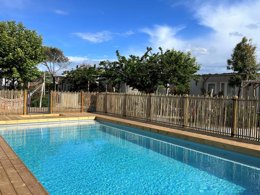 Camping Pas Cher vous présente avec son site Officiel campingpascher.fr, le Camping La Clape Village classé 5 étoiles, situé sur la commune de Agde dans le département Hérault (Languedoc Roussillon) en France. Le camping La Clape Village, vous présente un hébergement de type mobil-home de 34 m² pour 4 personnes avec climatisation et télévision. Le camping La Clape Village vous propose du vendredi 27 mars au vendredi 03 avril 2026 pour 7 nuits à 594€. Cette location propose 92 dates différentes pour réserver votre séjour. Découvrez également les 30 autres gammes d'hébergements du camping. Les Avis clients pour le Camping La Clape Village sont excellents avec une note moyenne de 8 sur 10. LacMerÉtang, Parc aquatique, Piscine extérieure, Animation ados, Animations familiales, Club enfants, Aire de jeux enfants, Canoë-kayak, Centre équestre, Court de tennis, Cyclisme, Golf, Plongée, Pétanque, Randonnée, Salle de fitness, Surf, Terrain multisports, Bar, Boulangerie, Supermarché, Épicerie,... En savoir plus : cliquez-ICI.