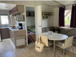 Camping Pas Cher vous présente avec son site Officiel campingpascher.fr, le Camping La Clape Village classé 5 étoiles, situé sur la commune de Agde dans le département Hérault (Languedoc Roussillon) en France. Le camping La Clape Village, vous présente un hébergement de type mobil-home de 32 m² pour 4 personnes avec climatisation et télévision. Le camping La Clape Village vous propose du vendredi 25 septembre au vendredi 02 octobre 2026 pour 7 nuits à 278€. Cette location propose 108 dates différentes pour réserver votre séjour. Découvrez également les 30 autres gammes d'hébergements du camping. Les Avis clients pour le Camping La Clape Village sont excellents avec une note moyenne de 8 sur 10. LacMerÉtang, Parc aquatique, Piscine extérieure, Animation ados, Animations familiales, Club enfants, Aire de jeux enfants, Canoë-kayak, Centre équestre, Court de tennis, Cyclisme, Golf, Plongée, Pétanque, Randonnée, Salle de fitness, Surf, Terrain multisports, Bar, Boulangerie, Supermarché, Épicerie,... En savoir plus : cliquez-ICI.