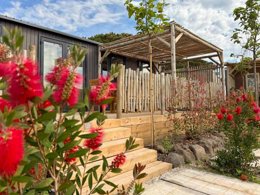 Camping Pas Cher vous présente avec son site Officiel campingpascher.fr, le Camping La Clape Village classé 5 étoiles, situé sur la commune de Agde dans le département Hérault (Languedoc Roussillon) en France. Le camping La Clape Village, vous présente un hébergement de type mobil-home de 36 m² pour 4 personnes avec climatisation et télévision. Le camping La Clape Village vous propose du vendredi 27 mars au vendredi 03 avril 2026 pour 7 nuits à 492€. Cette location propose 99 dates différentes pour réserver votre séjour. Découvrez également les 30 autres gammes d'hébergements du camping. Les Avis clients pour le Camping La Clape Village sont excellents avec une note moyenne de 8 sur 10. LacMerÉtang, Parc aquatique, Piscine extérieure, Animation ados, Animations familiales, Club enfants, Aire de jeux enfants, Canoë-kayak, Centre équestre, Court de tennis, Cyclisme, Golf, Plongée, Pétanque, Randonnée, Salle de fitness, Surf, Terrain multisports, Bar, Boulangerie, Supermarché, Épicerie,... En savoir plus : cliquez-ICI.