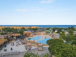 Camping Pas Cher vous présente avec son site Officiel campingpascher.fr, le Camping La Clape Village classé 5 étoiles, situé sur la commune de Agde dans le département Hérault (Languedoc Roussillon) en France. Le camping La Clape Village, vous présente un hébergement de type hébergement insolite de 32 m² pour 4 personnes avec climatisation et télévision. Le camping La Clape Village vous propose du dimanche 25 octobre au dimanche 01 novembre 2026 pour 7 nuits à 288€. Cette location propose 107 dates différentes pour réserver votre séjour. Découvrez également les 30 autres gammes d'hébergements du camping. Les Avis clients pour le Camping La Clape Village sont excellents avec une note moyenne de 8 sur 10. LacMerÉtang, Parc aquatique, Piscine extérieure, Animation ados, Animations familiales, Club enfants, Aire de jeux enfants, Canoë-kayak, Centre équestre, Court de tennis, Cyclisme, Golf, Plongée, Pétanque, Randonnée, Salle de fitness, Surf, Terrain multisports, Bar, Boulangerie, Supermarché, Épicerie,... En savoir plus : cliquez-ICI.