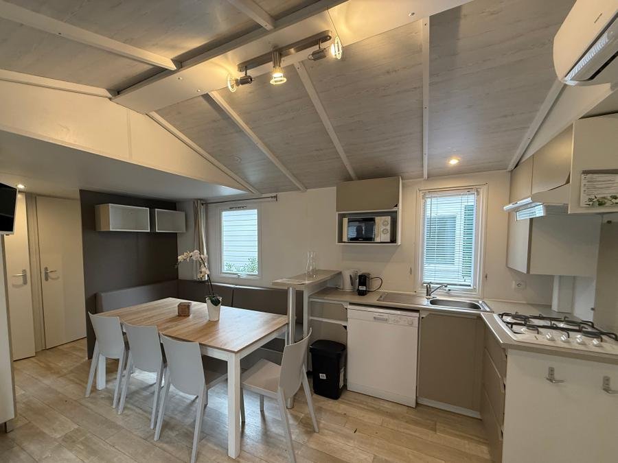 Camping Pas Cher vous présente avec son site Officiel campingpascher.fr, le Camping Les Jardins D'Agathe **** classé 4 étoiles, situé sur la commune de Agde dans le département Hérault (Languedoc Roussillon) en France. Le camping Les Jardins D'Agathe ****, vous présente un hébergement de type mobil-home de 40 m² pour 1 personne avec climatisation et télévision. Le camping Les Jardins D'Agathe **** vous propose du dimanche 12 juillet au dimanche 19 juillet 2026, en promotion à -10% pour 7 nuits à 1158,30 € au lieu de 1287,0 € soit une Économie de 128,70 €. Cette location propose 58 dates différentes pour réserver votre séjour. Découvrez également les 13 autres gammes d'hébergements du camping. Les Avis clients pour le Camping Les Jardins D'Agathe **** sont excellents avec une note moyenne de 8 sur 10. Piscine chauffée, Piscine extérieure, Animation ados, Animations familiales, Club enfants, Aire de jeux enfants, Cyclisme, Parcours sportif, Ping-pong, Plongée, Pétanque, Randonnée, Terrain multisports, Boulangerie, Bureau de tabac, Dépôt de pain, Plats à emporter, Snack/Bar, Station-service, Supermarché,... En savoir plus : cliquez-ICI.