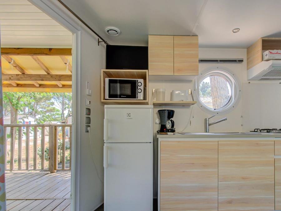 Camping Pas Cher vous présente avec son site Officiel campingpascher.fr, le Camping Les Jardins D'Agathe **** classé 4 étoiles, situé sur la commune de Agde dans le département Hérault (Languedoc Roussillon) en France. Le camping Les Jardins D'Agathe **** vous propose un hébergement de type mobil-home de 25 m² avec climatisation. Cet hébergement propose plus de 67 dates différentes pour réserver ! Pour dévouvrir la période la moins chère, consultez la rubrique 'Tarifs' et sélectionnez votre mois de départ. L'établissement vous propose 21 autres types d'hébergements. Découvrez tous nos séjours à petits prix dans la commune et aux alentours de Agde du département : Hérault (Languedoc Roussillon). Les Avis clients pour le Camping Les Jardins D'Agathe **** sont excellents avec une note moyenne de 8 sur 10. Piscine chauffée, Piscine extérieure, Animation ados, Animations familiales, Club enfants, Aire de jeux enfants, Cyclisme, Parcours sportif, Ping-pong, Plongée, Pétanque, Randonnée, Terrain multisports, Boulangerie, Bureau de tabac, Dépôt de pain, Plats à emporter, Snack/Bar, Station-service, Supermarché,... En savoir plus : cliquez-ICI.