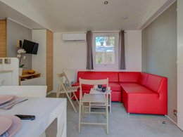 Camping Pas Cher vous présente avec son site Officiel campingpascher.fr, le Camping Les Jardins D'Agathe **** classé 4 étoiles, situé sur la commune de Agde dans le département Hérault (Languedoc Roussillon) en France. Le camping Les Jardins D'Agathe ****, vous présente un hébergement de type mobil-home de 28 m². Le camping Les Jardins D'Agathe **** vous propose du dimanche 12 juillet au dimanche 19 juillet 2026, en promotion à -10% pour 7 nuits à 1158,30 € au lieu de 1287,0 € soit une Économie de 128,70 €. Cette location propose 106 dates différentes pour réserver votre séjour. Découvrez également les 13 autres gammes d'hébergements du camping. Les Avis clients pour le Camping Les Jardins D'Agathe **** sont excellents avec une note moyenne de 8 sur 10. Piscine chauffée, Piscine extérieure, Animation ados, Animations familiales, Club enfants, Aire de jeux enfants, Cyclisme, Parcours sportif, Ping-pong, Plongée, Pétanque, Randonnée, Terrain multisports, Boulangerie, Bureau de tabac, Dépôt de pain, Plats à emporter, Snack/Bar, Station-service, Supermarché,... En savoir plus : cliquez-ICI.