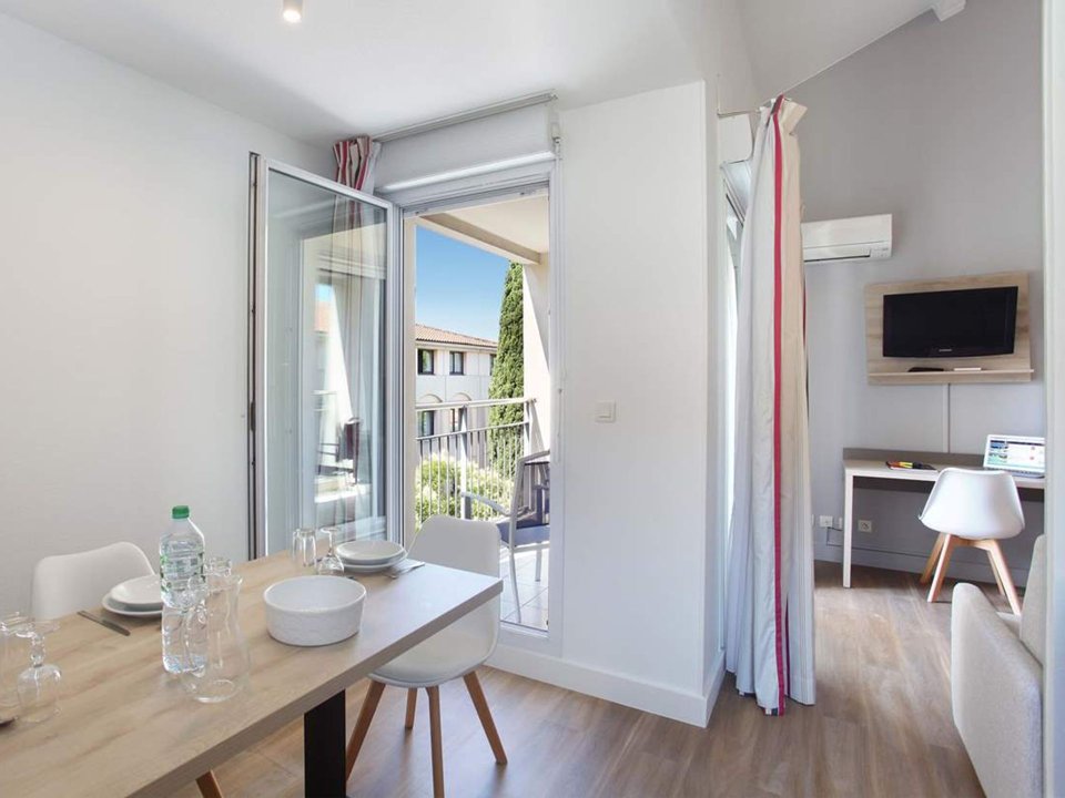Camping Pas Cher vous présente avec son site Officiel campingpascher.fr, la Résidence Appart'hôtel Odalys City Le Clos De La Chartreuse classé 3 étoiles, située sur la commune de Aix En Provence dans le département Bouches-du-rhône (Provence-alpes-côte D'azur) en France. La résidence Appart'hôtel Odalys City Le Clos De La Chartreuse vous propose un hébergement de type studio de 23 m² (télévision). L'établissement vous propose 3 autres types d'hébergements. Découvrez tous nos séjours à petits prix dans la commune et aux alentours de Aix En Provence du département : Bouches-du-rhône (Provence-alpes-côte D'azur). Canoë-kayak, Centre équestre, Court de tennis, Golf, Buffet,... En savoir plus : cliquez-ICI.