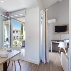 Camping Pas Cher vous présente avec son site Officiel campingpascher.fr, la Résidence Appart'hôtel Odalys City Le Clos De La Chartreuse classé 3 étoiles, située sur la commune de Aix En Provence dans le département Bouches-du-rhône (Provence-alpes-côte D'azur) en France. La résidence Appart'hôtel Odalys City Le Clos De La Chartreuse vous propose un hébergement de type studio de 23 m² (télévision). Cet hébergement propose plus de 3 dates différentes pour réserver ! Pour dévouvrir la période la moins chère, consultez la rubrique 'Tarifs' et sélectionnez votre mois de départ. L'établissement vous propose 3 autres types d'hébergements. Découvrez tous nos séjours à petits prix dans la commune et aux alentours de Aix En Provence du département : Bouches-du-rhône (Provence-alpes-côte D'azur). Canoë-kayak, Centre équestre, Court de tennis, Golf, Buffet,... En savoir plus : cliquez-ICI.