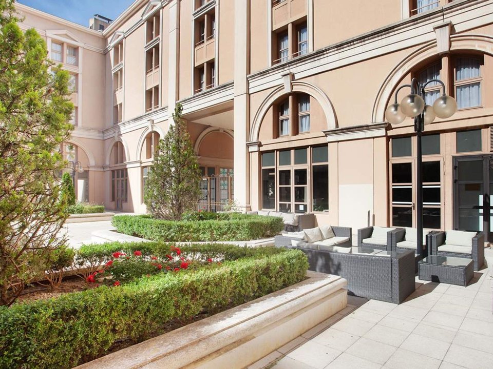 Camping Pas Cher vous présente avec son site Officiel campingpascher.fr, la Résidence Appart'hôtel Odalys City L'Atrium classé 3 étoiles, située sur la commune de Aix En Provence dans le département Bouches-du-rhône (Provence-alpes-côte D'azur) en France. La résidence Appart'hôtel Odalys City L'Atrium, vous présente un hébergement de type studio de 22 m² et télévision. La résidence Appart'hôtel Odalys City L'Atrium vous proposeun séjour PAS CHER avec une REMISEdu dimanche 07 juin au dimanche 14 juin 2026 avec une PROMO de DERNIÈRE MINUTE, en promotion à -53% pour 7 nuits à 487,20 € au lieu de 1048 € soit une Économie de 560,80 €. Cette location propose 18 dates différentes pour réserver votre séjour. Découvrez également les 2 autres gammes d'hébergements de la résidence. Les Avis clients pour la Résidence Appart'hôtel Odalys City L'Atrium sont de 7 sur 10. Restaurant,... En savoir plus : cliquez-ICI.
