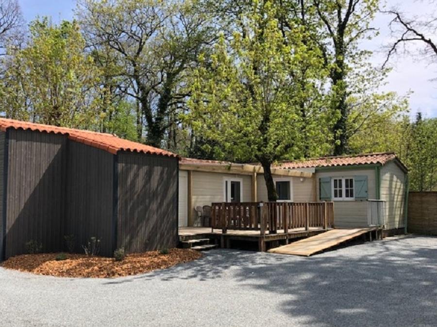Camping Pas Cher vous présente avec son site Officiel campingpascher.fr, le Camping La Forêt classé 3 étoiles, situé sur la commune de Aizenay dans le département Vendée (Pays De La Loire) en France. Le camping La Forêt vous propose un hébergement de type chalet de 75 m² pour 8 personnes (télévision). L'établissement vous propose 19 autres types d'hébergements. Découvrez tous nos séjours à petits prix dans la commune et aux alentours de Aizenay du département : Vendée (Pays De La Loire). Les Avis clients pour le Camping La Forêt sont excellents avec une note moyenne de 8 sur 10. LacMer, Bassin enfant, Piscine extérieure, Animation enfants, Animations familiales, Club enfants, Aire de jeux enfants, Canoë-kayak, Court de tennis, Cyclisme, Parcours sportif, Ping-pong, Pétanque, Structure gonflable enfants, Terrain de badminton, Terrain de beach-volley, Trampoline, Bar, Boulangerie, Bureau de tabac, Dépôt de pain, Restaurant, Station-service, Supermarché,... En savoir plus : cliquez-ICI.
