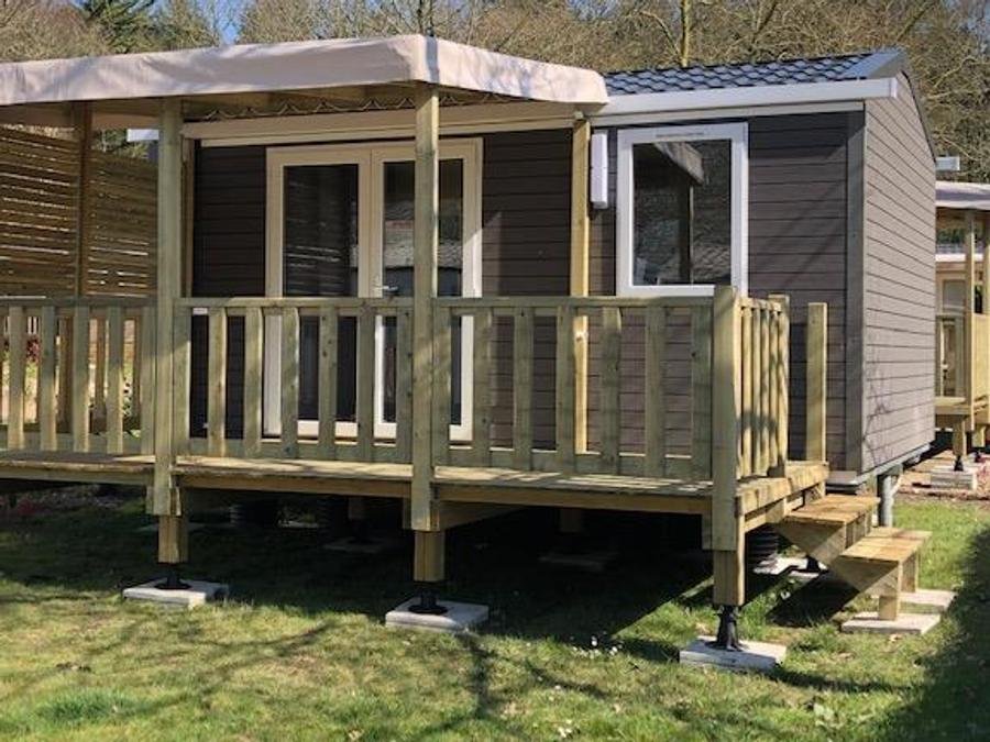 Camping Pas Cher vous présente avec son site Officiel campingpascher.fr, le Camping La Forêt classé 3 étoiles, situé sur la commune de Aizenay dans le département Vendée (Pays De La Loire) en France. Le camping La Forêt, vous présente un hébergement de type mobil-home de 17 m² pour 1 personne et télévision. Le camping La Forêt vous propose du dimanche 21 juin au dimanche 28 juin 2026 pour 7 nuits à 332.5€. Cette location propose 25 dates différentes pour réserver votre séjour. Découvrez également les 19 autres gammes d'hébergements du camping. Les Avis clients pour le Camping La Forêt sont excellents avec une note moyenne de 8 sur 10. LacMer, Bassin enfant, Piscine extérieure, Animation enfants, Animations familiales, Club enfants, Aire de jeux enfants, Canoë-kayak, Court de tennis, Cyclisme, Parcours sportif, Ping-pong, Pétanque, Structure gonflable enfants, Terrain de badminton, Terrain de beach-volley, Trampoline, Bar, Boulangerie, Bureau de tabac, Dépôt de pain, Restaurant, Station-service, Supermarché,... En savoir plus : cliquez-ICI.