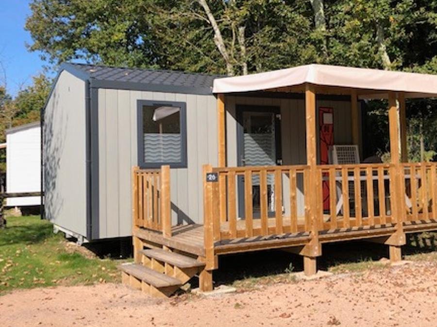 Camping Pas Cher vous présente avec son site Officiel campingpascher.fr, le Camping La Forêt classé 3 étoiles, situé sur la commune de Aizenay dans le département Vendée (Pays De La Loire) en France. Le camping La Forêt, vous présente un hébergement de type mobil-home de 20 m² pour 2 personnes et télévision. Le camping La Forêt vous propose du vendredi 05 juin au vendredi 12 juin 2026 avec un DÉPART DEMAIN pour 7 nuits à 360.5€. Cette location propose 24 dates différentes pour réserver votre séjour. Découvrez également les 19 autres gammes d'hébergements du camping. Les Avis clients pour le Camping La Forêt sont excellents avec une note moyenne de 8 sur 10. LacMer, Bassin enfant, Piscine extérieure, Animation enfants, Animations familiales, Club enfants, Aire de jeux enfants, Canoë-kayak, Court de tennis, Cyclisme, Parcours sportif, Ping-pong, Pétanque, Structure gonflable enfants, Terrain de badminton, Terrain de beach-volley, Trampoline, Bar, Boulangerie, Bureau de tabac, Dépôt de pain, Restaurant, Station-service, Supermarché,... En savoir plus : cliquez-ICI.