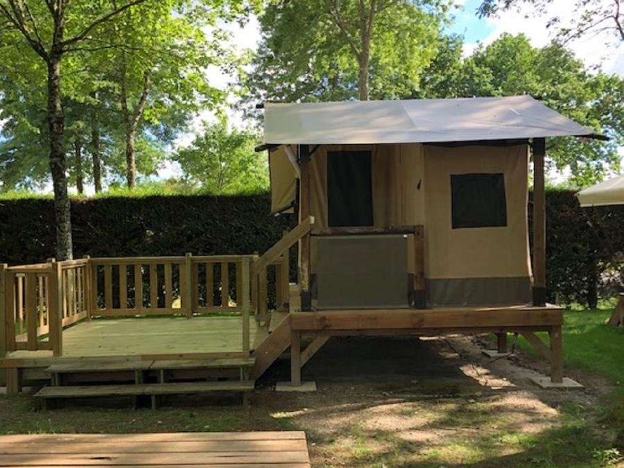 Camping Pas Cher vous présente avec son site Officiel campingpascher.fr, le Camping La Forêt classé 3 étoiles, situé sur la commune de Aizenay dans le département Vendée (Pays De La Loire) en France. Le camping La Forêt, vous présente un hébergement de type tente de 8 m² pour 1 personne. Le camping La Forêt vous propose du jeudi 04 juin au jeudi 11 juin 2026 avec un DÉPART DEMAIN pour 7 nuits à 192.5€. Cette location propose 45 dates différentes pour réserver votre séjour. Découvrez également les 19 autres gammes d'hébergements du camping. Les Avis clients pour le Camping La Forêt sont excellents avec une note moyenne de 8 sur 10. LacMer, Bassin enfant, Piscine extérieure, Animation enfants, Animations familiales, Club enfants, Aire de jeux enfants, Canoë-kayak, Court de tennis, Cyclisme, Parcours sportif, Ping-pong, Pétanque, Structure gonflable enfants, Terrain de badminton, Terrain de beach-volley, Trampoline, Bar, Boulangerie, Bureau de tabac, Dépôt de pain, Restaurant, Station-service, Supermarché,... En savoir plus : cliquez-ICI.