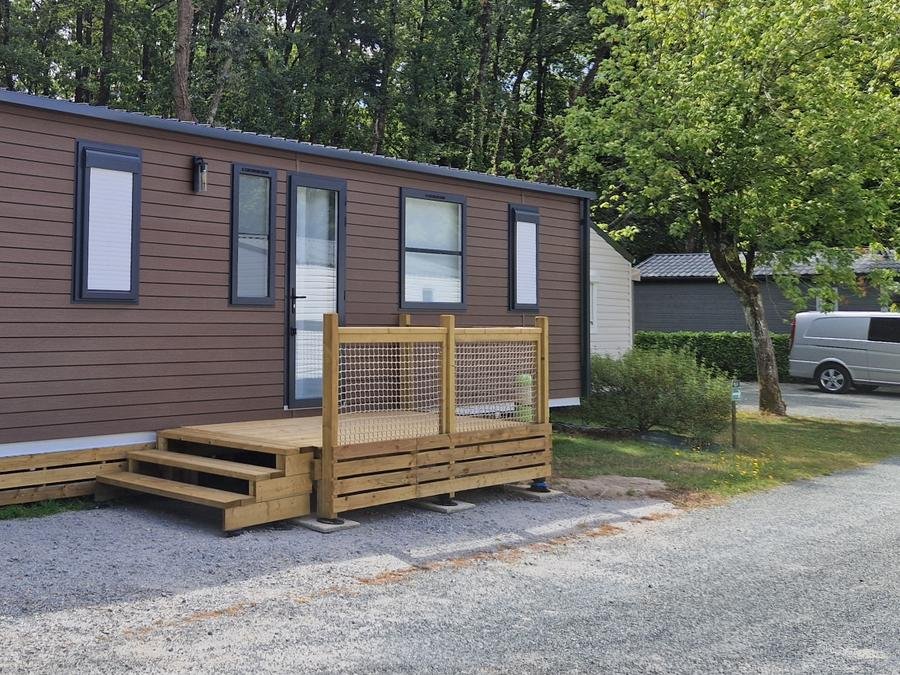 Camping Pas Cher vous présente avec son site Officiel campingpascher.fr, le Camping La Forêt classé 3 étoiles, situé sur la commune de Aizenay dans le département Vendée (Pays De La Loire) en France. Le camping La Forêt vous propose un hébergement de type mobil-home de 33 m² pour 5 personnes avec climatisation (télévision). L'établissement vous propose 19 autres types d'hébergements. Découvrez tous nos séjours à petits prix dans la commune et aux alentours de Aizenay du département : Vendée (Pays De La Loire). Les Avis clients pour le Camping La Forêt sont excellents avec une note moyenne de 8 sur 10. LacMer, Bassin enfant, Piscine extérieure, Animation enfants, Animations familiales, Club enfants, Aire de jeux enfants, Canoë-kayak, Court de tennis, Cyclisme, Parcours sportif, Ping-pong, Pétanque, Structure gonflable enfants, Terrain de badminton, Terrain de beach-volley, Trampoline, Bar, Boulangerie, Bureau de tabac, Dépôt de pain, Restaurant, Station-service, Supermarché,... En savoir plus : cliquez-ICI.