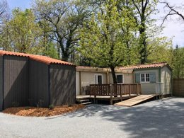 Camping Pas Cher vous présente avec son site Officiel campingpascher.fr, le Camping La Forêt classé 3 étoiles, situé sur la commune de Aizenay dans le département Vendée (Pays De La Loire) en France. Le camping La Forêt vous propose un hébergement de type tente de 24 m² pour 3 personnes. L'établissement vous propose 12 autres types d'hébergements. Découvrez tous nos séjours à petits prix dans la commune et aux alentours de Aizenay du département : Vendée (Pays De La Loire). Les Avis clients pour le Camping La Forêt sont excellents avec une note moyenne de 8 sur 10. LacMer, Bassin enfant, Piscine extérieure, Animation enfants, Animations familiales, Club enfants, Aire de jeux enfants, Canoë-kayak, Court de tennis, Cyclisme, Parcours sportif, Ping-pong, Pétanque, Structure gonflable enfants, Terrain de badminton, Terrain de beach-volley, Trampoline, Bar, Boulangerie, Bureau de tabac, Dépôt de pain, Restaurant, Station-service, Supermarché,... En savoir plus : cliquez-ICI.