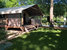 Camping Pas Cher vous présente avec son site Officiel campingpascher.fr, le Camping La Forêt classé 3 étoiles, situé sur la commune de Aizenay dans le département Vendée (Pays De La Loire) en France. Le camping La Forêt vous propose un hébergement de type tente de 8 m² pour 1 personne. L'établissement vous propose 13 autres types d'hébergements. Découvrez tous nos séjours à petits prix dans la commune et aux alentours de Aizenay du département : Vendée (Pays De La Loire). Les Avis clients pour le Camping La Forêt sont excellents avec une note moyenne de 8 sur 10. LacMer, Bassin enfant, Piscine extérieure, Animation enfants, Animations familiales, Club enfants, Aire de jeux enfants, Canoë-kayak, Court de tennis, Cyclisme, Parcours sportif, Ping-pong, Pétanque, Structure gonflable enfants, Terrain de badminton, Terrain de beach-volley, Trampoline, Bar, Boulangerie, Bureau de tabac, Dépôt de pain, Restaurant, Station-service, Supermarché,... En savoir plus : cliquez-ICI.