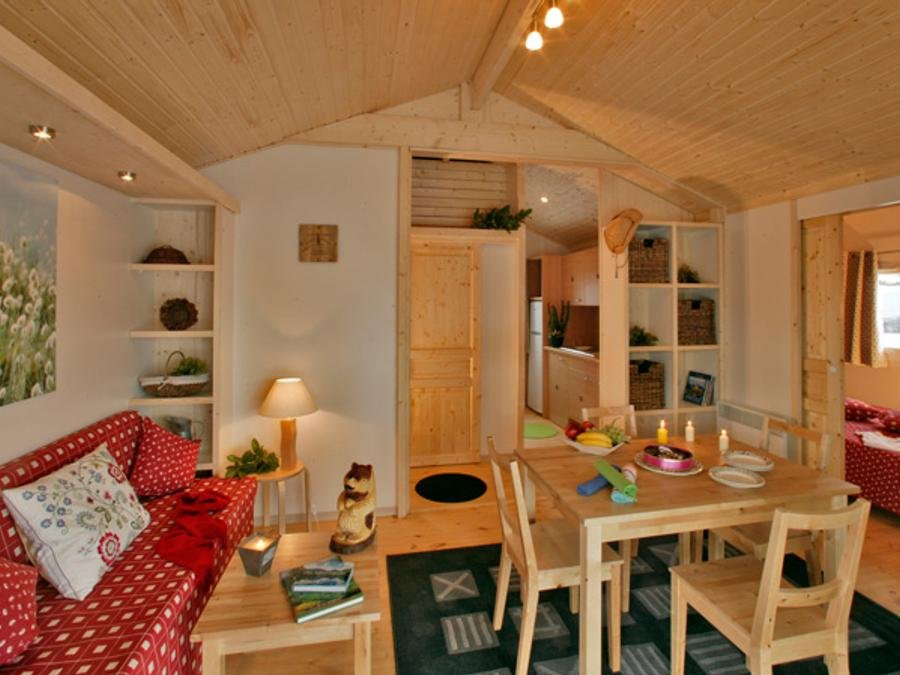 Camping Pas Cher vous présente avec son site Officiel campingpascher.fr, le Camping Albirondack Park Lodge And Spa classé 4 étoiles, situé sur la commune de Albi dans le département Tarn (Midi Pyrénées) en France. Le camping Albirondack Park Lodge And Spa, vous présente un hébergement de type chalet de 35 m² pour 4 personnes. Le camping Albirondack Park Lodge And Spa vous propose du sam. 26 septembre au sam. 03 octobre 2026 pour 7 nuits à 1078€. Cette location propose 111 dates différentes pour réserver votre séjour. Découvrez également les 7 autres gammes d'hébergements du camping. Les Avis clients pour le Camping Albirondack Park Lodge And Spa sont excellents avec une note moyenne de 8 sur 10. Piscine chauffée, Piscine extérieure, Animations familiales, Club enfants, Aire de jeux enfants, Baby-foot, Centre équestre, Golf, Randonnée, Structure gonflable enfants, Bar, Bureau de tabac, Dépôt de pain, Plats à emporter, Supermarché,... En savoir plus : cliquez-ICI.