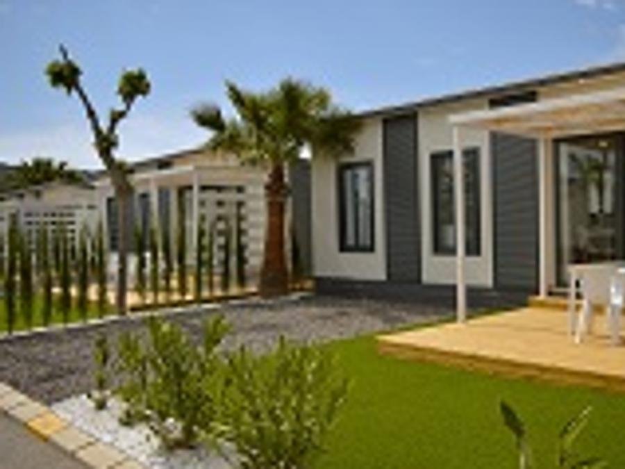 Camping Pas Cher vous présente avec son site Officiel campingpascher.fr, le Camping Almafra classé 5 étoiles, situé sur la commune de Alfaz Del Pi dans le département Alicante (Valencia) en Espagne. Le camping Almafra, vous présente un hébergement de type mobil-home de 37 m² avec climatisation et télévision. Le camping Almafra vous propose du dimanche 20 septembre au dimanche 27 septembre 2026 pour 7 nuits à 595€. Cette location propose 114 dates différentes pour réserver votre séjour. Découvrez également les 3 autres gammes d'hébergements du camping. Les Avis clients pour le Camping Almafra sont excellents avec une note moyenne de 8 sur 10. Piscine couverte, Piscine extérieure, Club enfants, Aire de jeux enfants, Baby-foot, Court de tennis, Golf, Jet-ski, Paddle, Piscine, Pétanque, Salle de fitness, Salle de jeux vidéo, Terrain de football, Bar, Plats à emporter, Snack/Bar, Épicerie,... En savoir plus : cliquez-ICI.