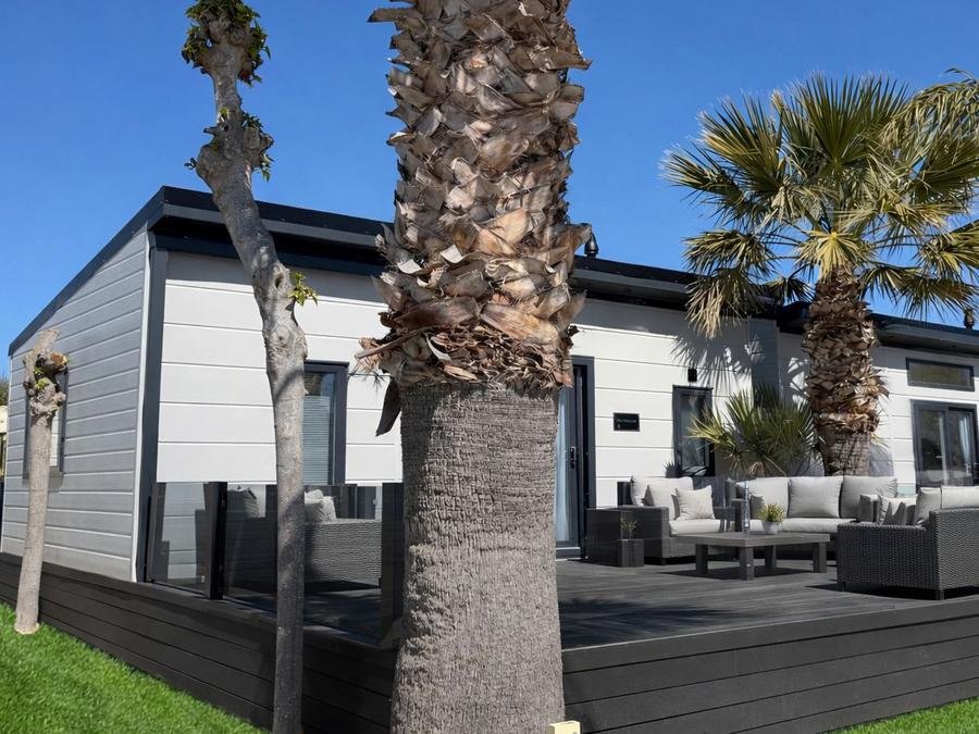 Camping Pas Cher vous présente avec son site Officiel campingpascher.fr, le Camping Almafra classé 5 étoiles, situé sur la commune de Alfaz Del Pi dans le département Alicante (Valencia) en Espagne. Le camping Almafra, vous présente un hébergement de type mobil-home. Le camping Almafra vous propose du dimanche 06 septembre au dimanche 13 septembre 2026 pour 7 nuits à 595€. Cette location propose 188 dates différentes pour réserver votre séjour. Découvrez également les 3 autres gammes d'hébergements du camping. Les Avis clients pour le Camping Almafra sont excellents avec une note moyenne de 8 sur 10. Piscine couverte, Piscine extérieure, Club enfants, Aire de jeux enfants, Baby-foot, Court de tennis, Golf, Jet-ski, Paddle, Piscine, Pétanque, Salle de fitness, Salle de jeux vidéo, Terrain de football, Bar, Plats à emporter, Snack/Bar, Épicerie,... En savoir plus : cliquez-ICI.