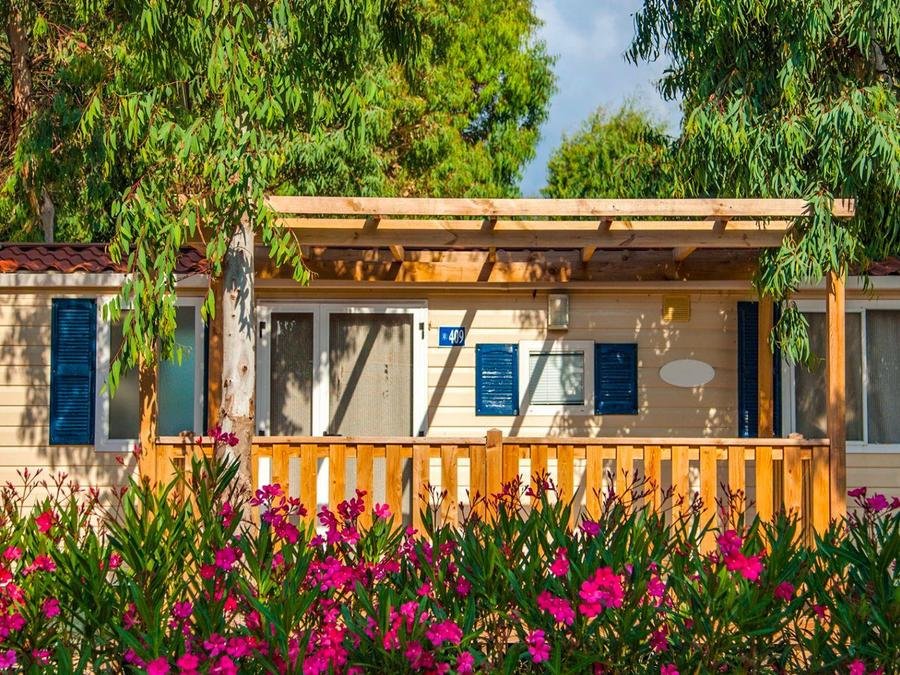 Camping Pas Cher vous présente avec son site Officiel campingpascher.fr, le Camping Village Laguna Blu classé 4 étoiles, situé sur la commune de Alghero dans le département Sassari (Sardaigne) en Italie. Le camping Village Laguna Blu, vous présente un hébergement de type mobil-home de 24 m² pour 4 personnes avec climatisation et télévision. Le camping Village Laguna Blu vous propose du sam. 27 juin au sam. 04 juillet 2026, en promotion à -12% pour 7 nuits à 1261,60 € au lieu de 1433,8 € soit une Économie de 172,20 €. Cette location propose 89 dates différentes pour réserver votre séjour. Découvrez également les 6 autres gammes d'hébergements du camping. Les Avis clients pour le Camping Village Laguna Blu sont de 7 sur 10. Parc aquatique, Piscine extérieure, Animations familiales, Club ados, Club enfants, Canoë-kayak, Cyclisme, Planche à voile, Plongée, Salle de fitness, Voile, Bar, Pizzeria, Plats à emporter, Snack/Bar, Épicerie,... En savoir plus : cliquez-ICI.
