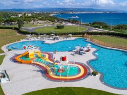 Camping Pas Cher vous présente avec son site Officiel campingpascher.fr, le Camping Village Laguna Blu classé 4 étoiles, situé sur la commune de Alghero dans le département Sassari (Sardaigne) en Italie. Le camping Village Laguna Blu, vous présente un hébergement de type mobil-home de 24 m² pour 4 personnes avec climatisation et télévision. Le camping Village Laguna Blu vous propose du sam. 27 juin au sam. 04 juillet 2026, en promotion à -12% pour 7 nuits à 1261,60 € au lieu de 1433,8 € soit une Économie de 172,20 €. Cette location propose 89 dates différentes pour réserver votre séjour. Découvrez également les 6 autres gammes d'hébergements du camping. Les Avis clients pour le Camping Village Laguna Blu sont de 7 sur 10. Parc aquatique, Piscine extérieure, Animations familiales, Club ados, Club enfants, Canoë-kayak, Cyclisme, Planche à voile, Plongée, Salle de fitness, Voile, Bar, Pizzeria, Plats à emporter, Snack/Bar, Épicerie,... En savoir plus : cliquez-ICI.