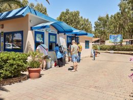 Camping Pas Cher vous présente avec son site Officiel campingpascher.fr, le Camping Village Laguna Blu classé 4 étoiles, situé sur la commune de Alghero dans le département Sassari (Sardaigne) en Italie. Le camping Village Laguna Blu, vous présente un hébergement de type mobil-home de 24 m² pour 4 personnes avec climatisation et télévision. Le camping Village Laguna Blu vous propose du jeudi 26 mars au jeudi 02 avril 2026 pour 7 nuits à 761.8€. Cette location propose 154 dates différentes pour réserver votre séjour. Découvrez également les 6 autres gammes d'hébergements du camping. Les Avis clients pour le Camping Village Laguna Blu sont de 7 sur 10. Parc aquatique, Piscine extérieure, Animations familiales, Club ados, Club enfants, Canoë-kayak, Cyclisme, Planche à voile, Plongée, Salle de fitness, Voile, Bar, Pizzeria, Plats à emporter, Snack/Bar, Épicerie,... En savoir plus : cliquez-ICI.