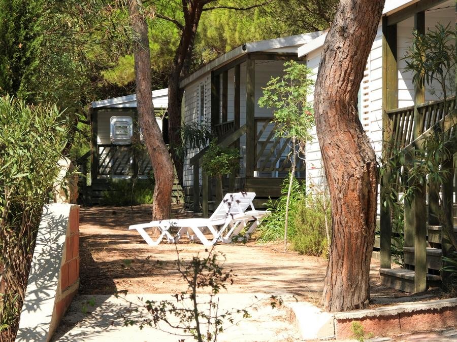 Camping Pas Cher vous présente avec son site Officiel campingpascher.fr, le Camping Torre Del Porticciolo classé 4 étoiles, situé sur la commune de Alghero dans le département Sassari (Sardaigne) en Italie. Le camping Torre Del Porticciolo, vous présente un hébergement de type mobil-home de 40 m² pour 4 personnes avec climatisation et télévision. Le camping Torre Del Porticciolo vous propose du vendredi 05 juin au vendredi 12 juin 2026 avec une PROMO de DERNIÈRE MINUTE, en promotion à -20% pour 7 nuits à 940,80 € au lieu de 1176,0 € soit une Économie de 235,20 €. Cette location propose 47 dates différentes pour réserver votre séjour. Découvrez également les 13 autres gammes d'hébergements du camping. Les Avis clients pour le Camping Torre Del Porticciolo sont excellents avec une note moyenne de 8 sur 10. Piscine extérieure, Animations familiales, Club enfants, Aire de jeux enfants, Centre équestre, Court de tennis, Ping-pong, Plongée, Randonnée, Bar, Pizzeria, Restaurant, Snack/Bar, Supermarché,... En savoir plus : cliquez-ICI.