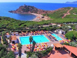 Camping Pas Cher vous présente avec son site Officiel campingpascher.fr, le Camping Torre Del Porticciolo classé 4 étoiles, situé sur la commune de Alghero dans le département Sassari (Sardaigne) en Italie. Le camping Torre Del Porticciolo, vous présente un hébergement de type tente de 38 m² pour 3 personnes. Le camping Torre Del Porticciolo vous propose du sam. 27 juin au sam. 04 juillet 2026, en promotion à -20% pour 7 nuits à 770,40 € au lieu de 963,0 € soit une Économie de 192,60 €. Cette location propose 25 dates différentes pour réserver votre séjour. Découvrez également les 13 autres gammes d'hébergements du camping. Les Avis clients pour le Camping Torre Del Porticciolo sont excellents avec une note moyenne de 8 sur 10. Piscine extérieure, Animations familiales, Club enfants, Aire de jeux enfants, Centre équestre, Court de tennis, Ping-pong, Plongée, Randonnée, Bar, Pizzeria, Restaurant, Snack/Bar, Supermarché,... En savoir plus : cliquez-ICI.
