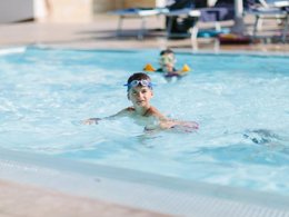 Camping Pas Cher vous présente avec son site Officiel campingpascher.fr, le Camping Torre Del Porticciolo classé 4 étoiles, situé sur la commune de Alghero dans le département Sassari (Sardaigne) en Italie. Le camping Torre Del Porticciolo, vous présente un hébergement de type tente de 38 m² pour 3 personnes. Le camping Torre Del Porticciolo vous propose du sam. 16 mai au sam. 23 mai 2026, en promotion à -25% pour 7 nuits à 714 € au lieu de 952,0 € soit une Économie de 238 €. Cette location propose 103 dates différentes pour réserver votre séjour. Découvrez également les 13 autres gammes d'hébergements du camping. Les Avis clients pour le Camping Torre Del Porticciolo sont excellents avec une note moyenne de 8 sur 10. Piscine extérieure, Animations familiales, Club enfants, Aire de jeux enfants, Centre équestre, Court de tennis, Ping-pong, Plongée, Randonnée, Bar, Pizzeria, Restaurant, Snack/Bar, Supermarché,... En savoir plus : cliquez-ICI.