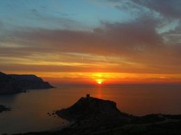 Camping Pas Cher vous présente avec son site Officiel campingpascher.fr, le Camping Torre Del Porticciolo classé 4 étoiles, situé sur la commune de Alghero dans le département Sassari (Sardaigne) en Italie. Le camping Torre Del Porticciolo, vous présente un hébergement de type appartement de 50 m² pour 4 personnes avec climatisation et télévision. Le camping Torre Del Porticciolo vous propose du sam. 16 mai au sam. 23 mai 2026, en promotion à -25% pour 7 nuits à 997,50 € au lieu de 1330,0 € soit une Économie de 332,50 €. Cette location propose 100 dates différentes pour réserver votre séjour. Découvrez également les 13 autres gammes d'hébergements du camping. Les Avis clients pour le Camping Torre Del Porticciolo sont excellents avec une note moyenne de 8 sur 10. Piscine extérieure, Animations familiales, Club enfants, Aire de jeux enfants, Centre équestre, Court de tennis, Ping-pong, Plongée, Randonnée, Bar, Pizzeria, Restaurant, Snack/Bar, Supermarché,... En savoir plus : cliquez-ICI.