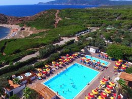 Camping Pas Cher vous présente avec son site Officiel campingpascher.fr, le Camping Torre Del Porticciolo classé 4 étoiles, situé sur la commune de Alghero dans le département Sassari (Sardaigne) en Italie. Le camping Torre Del Porticciolo, vous présente un hébergement de type mobil-home de 22 m² pour 2 personnes avec climatisation et télévision. Le camping Torre Del Porticciolo vous propose du lundi 15 juin au lundi 22 juin 2026, en promotion à -26% pour 7 nuits à 600,14 € au lieu de 811,0 € soit une Économie de 210,86 €. Cette location propose 98 dates différentes pour réserver votre séjour. Découvrez également les 13 autres gammes d'hébergements du camping. Les Avis clients pour le Camping Torre Del Porticciolo sont excellents avec une note moyenne de 8 sur 10. Piscine extérieure, Animations familiales, Club enfants, Aire de jeux enfants, Centre équestre, Court de tennis, Ping-pong, Plongée, Randonnée, Bar, Pizzeria, Restaurant, Snack/Bar, Supermarché,... En savoir plus : cliquez-ICI.