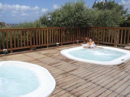 Camping Pas Cher vous présente avec son site Officiel campingpascher.fr, le Camping Torre Del Porticciolo classé 4 étoiles, situé sur la commune de Alghero dans le département Sassari (Sardaigne) en Italie. Le camping Torre Del Porticciolo, vous présente un hébergement de type tente de 20 m² pour 2 personnes avec climatisation. Le camping Torre Del Porticciolo vous propose du sam. 16 mai au sam. 23 mai 2026, en promotion à -25% pour 7 nuits à 477,75 € au lieu de 637,0 € soit une Économie de 159,25 €. Cette location propose 111 dates différentes pour réserver votre séjour. Découvrez également les 13 autres gammes d'hébergements du camping. Les Avis clients pour le Camping Torre Del Porticciolo sont excellents avec une note moyenne de 8 sur 10. Piscine extérieure, Animations familiales, Club enfants, Aire de jeux enfants, Centre équestre, Court de tennis, Ping-pong, Plongée, Randonnée, Bar, Pizzeria, Restaurant, Snack/Bar, Supermarché,... En savoir plus : cliquez-ICI.