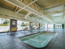 Camping Pas Cher vous présente avec son site Officiel campingpascher.fr, le Camping Alannia Costa Blanca classé 4 étoiles, situé sur la commune de Crevillente dans le département Alicante (Valencia) en Espagne. Le camping Alannia Costa Blanca, vous présente un hébergement de type mobil-home de 60 m² et télévision. Le camping Alannia Costa Blanca vous propose du mardi 10 novembre au mardi 17 novembre 2026 pour 7 nuits à 553€. Cette location propose 194 dates différentes pour réserver votre séjour. Découvrez également les 9 autres gammes d'hébergements du camping. Les Avis clients pour le Camping Alannia Costa Blanca sont excellents avec une note moyenne de 8 sur 10. Parc aquatique, Piscine couverte, Piscine extérieure, Animations familiales, Club ados, Club enfants, Aire de jeux enfants, Baby-foot, Court de tennis, Ping-pong, Piscine, Pétanque, Salle de fitness, Salle de jeux vidéo, Terrain de basketball, Terrain de football, Bar, Boulangerie, Plats à emporter, Restaurant, Supermarché,... En savoir plus : cliquez-ICI.